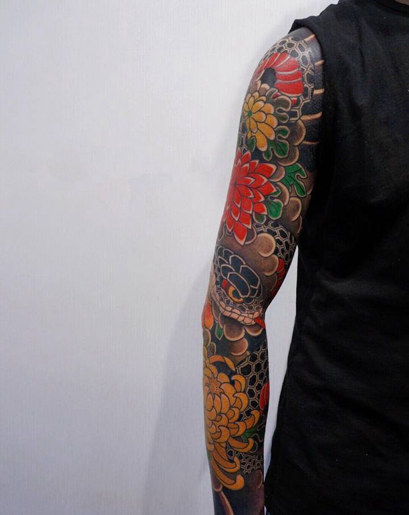 蛇与菊花纹身图片_手臂老传统纹身图案