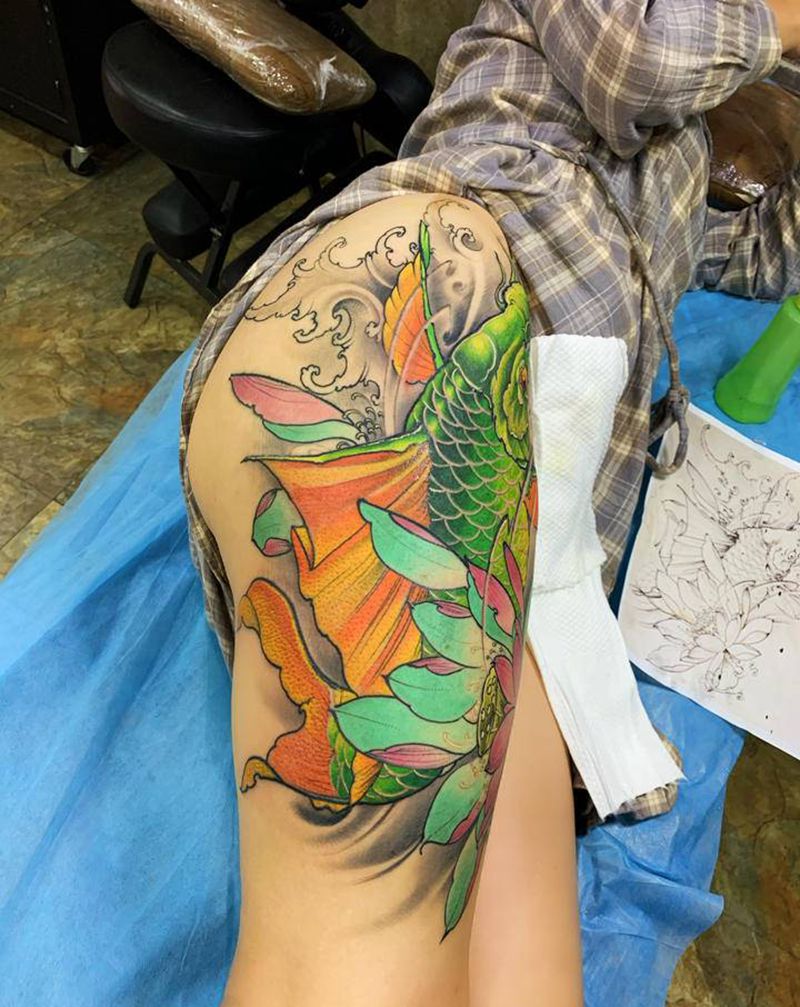 彩色鲤鱼纹身图片_腰部臀部新传统纹身图案