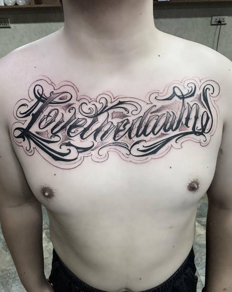 花体纹身图片_胸部欧美写实花体字纹身图案