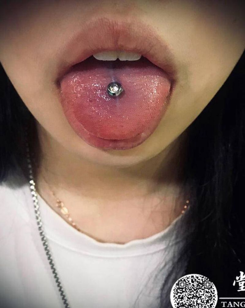 穿孔 舌钉纹身图片_穿孔舌钉纹身图案