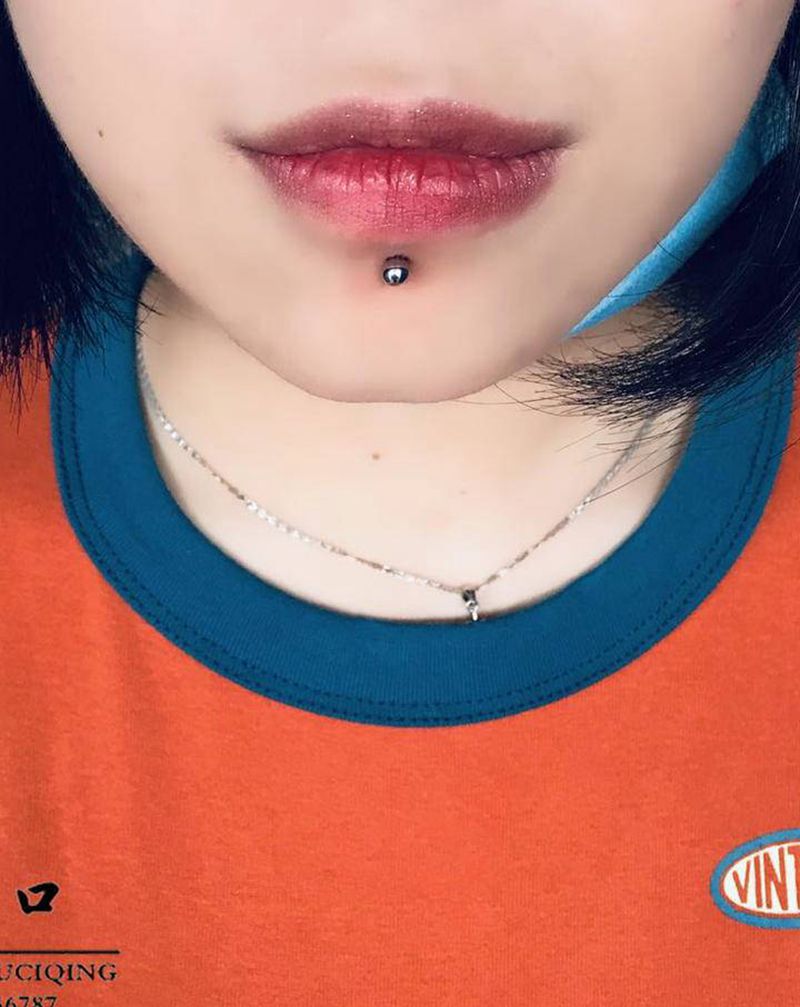 穿孔 唇钉纹身图片_穿孔唇钉纹身图案