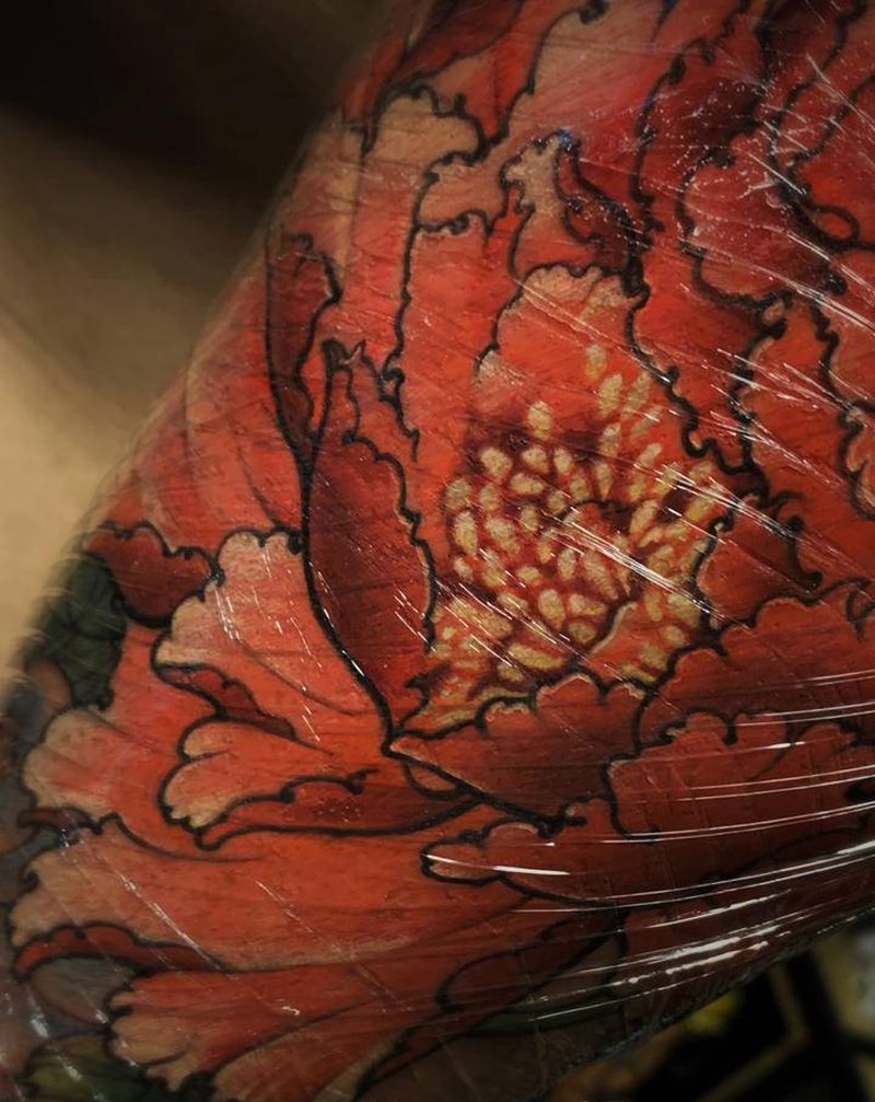 大红花纹身图片_手臂新传统彩色牡丹纹身图案