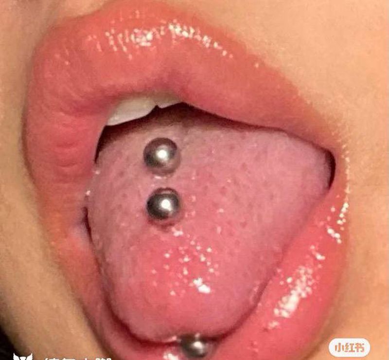 舌钉纹身图片_穿孔纹身图案