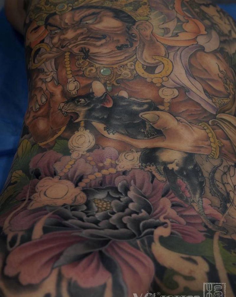 黄财神百分之85了纹身图片_背部胸部新传统老传统满背彩色招财纹身图案