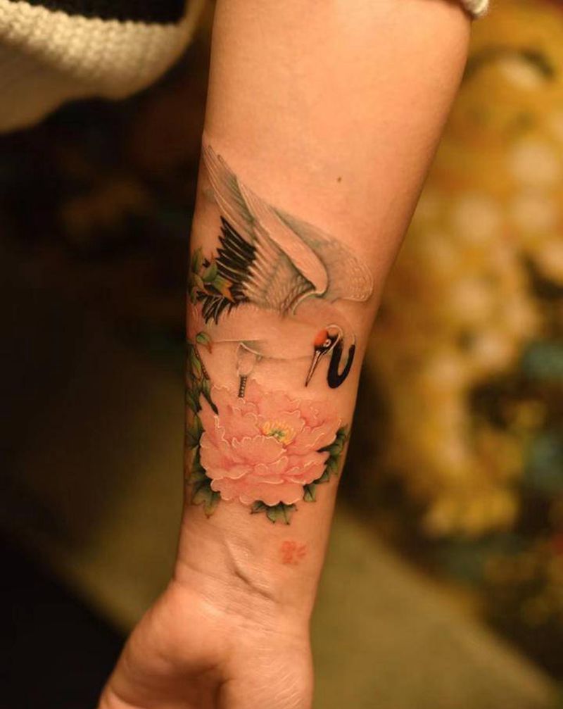 仙鹤纹身图片_手臂新传统水墨仙鹤牡丹纹身图案