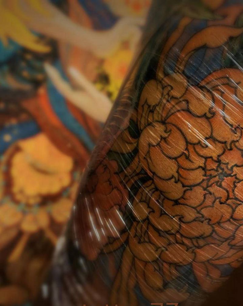 菊纹身图片_手臂新传统菊花菊彩色纹身图案