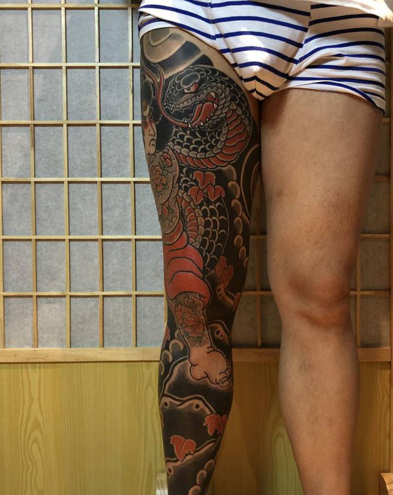 张顺治退大蛇纹身图片_腿部老传统张顺纹身图案