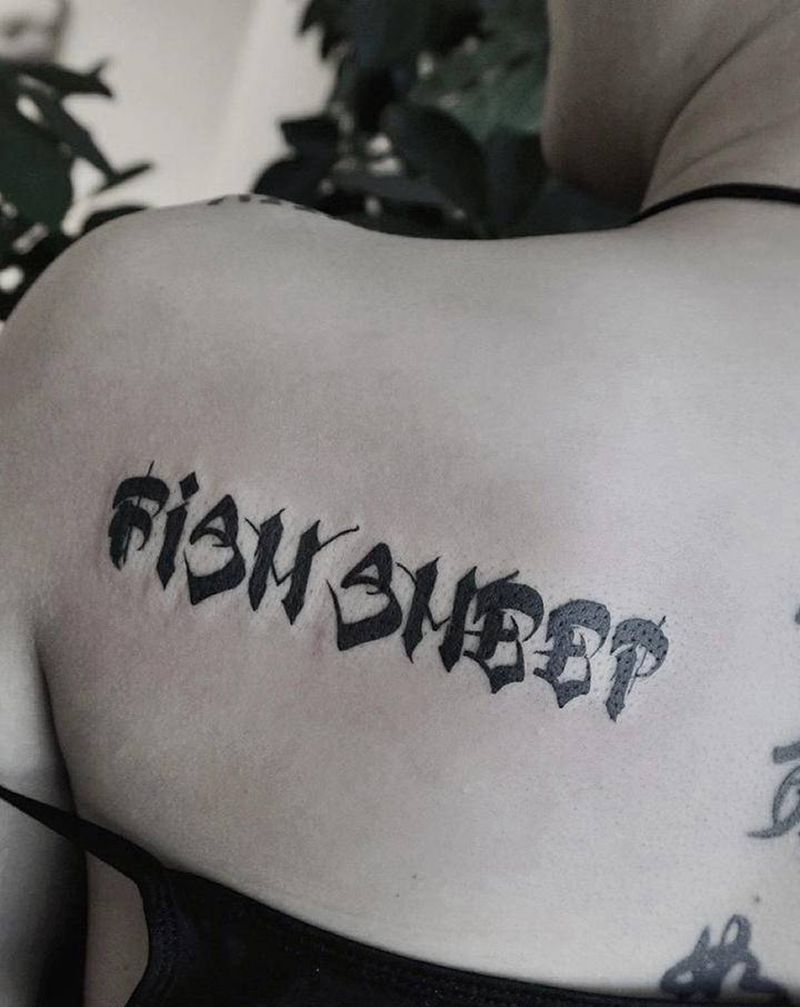 花体英文纹身图片_肩部花体字纹身图案