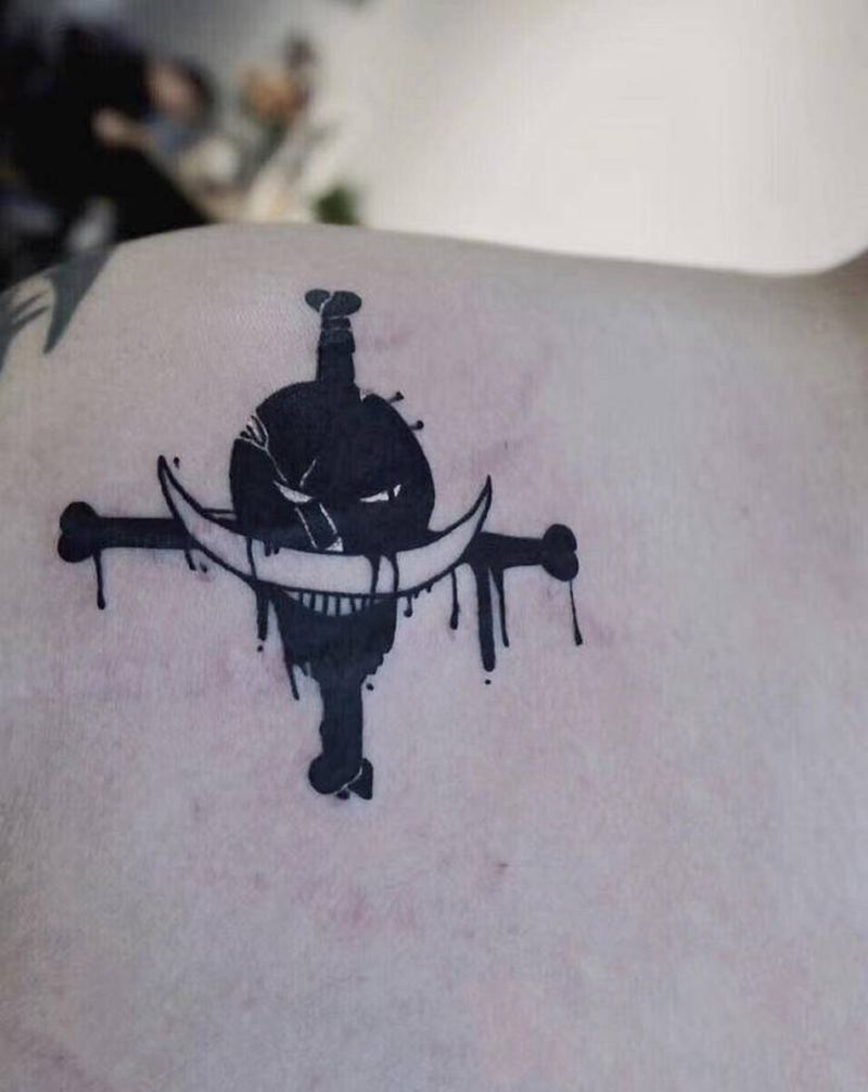 白胡子纹身图片_胸部水墨纹身图案