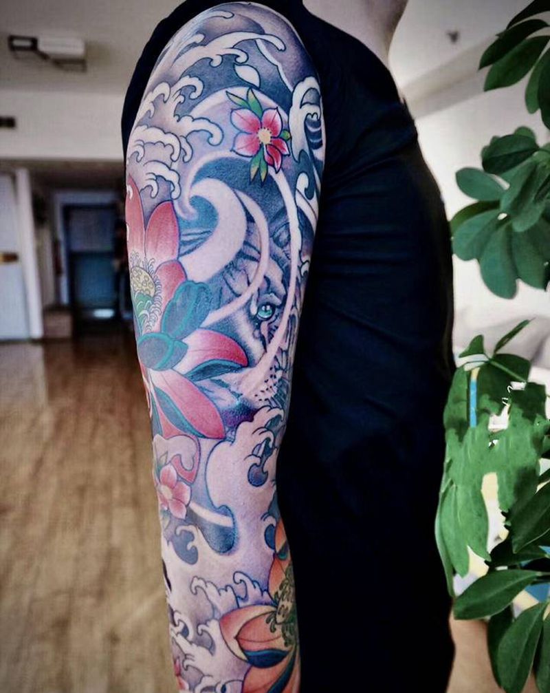 老虎水浪花臂纹身图片_手臂新传统纹身图案