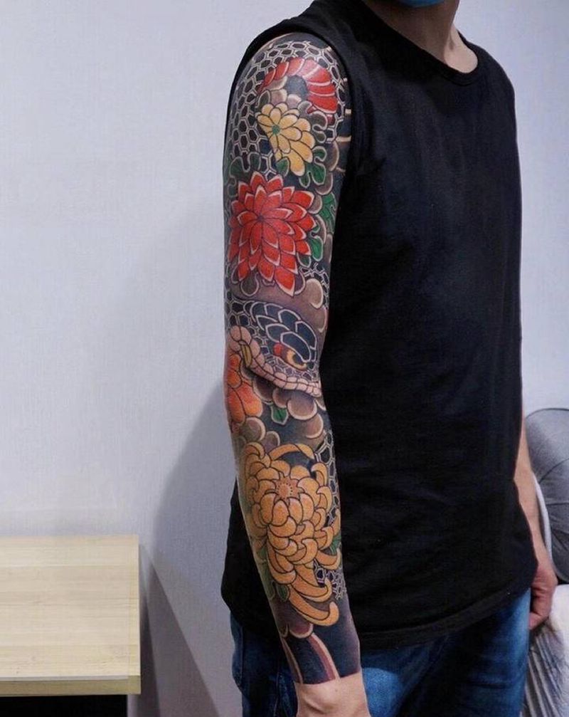老传统蛇&菊纹身图片_手臂老传统纹身图案
