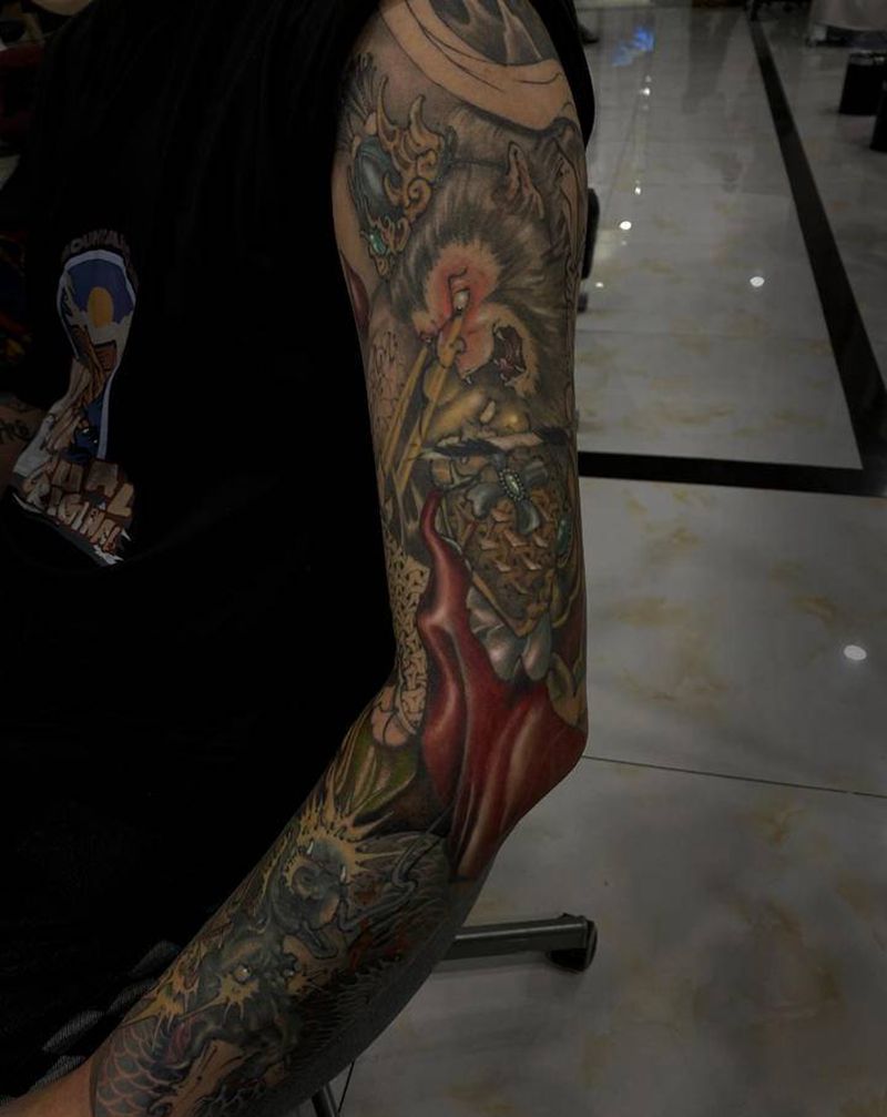 《大圣踏蛟龙》纹身图片_手臂手部老传统新传统花臂齐天大圣龙纹身图案