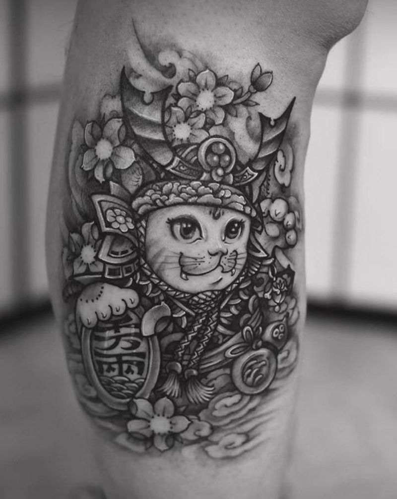武士版招财猫纹身图片_腿部新传统纹身图案