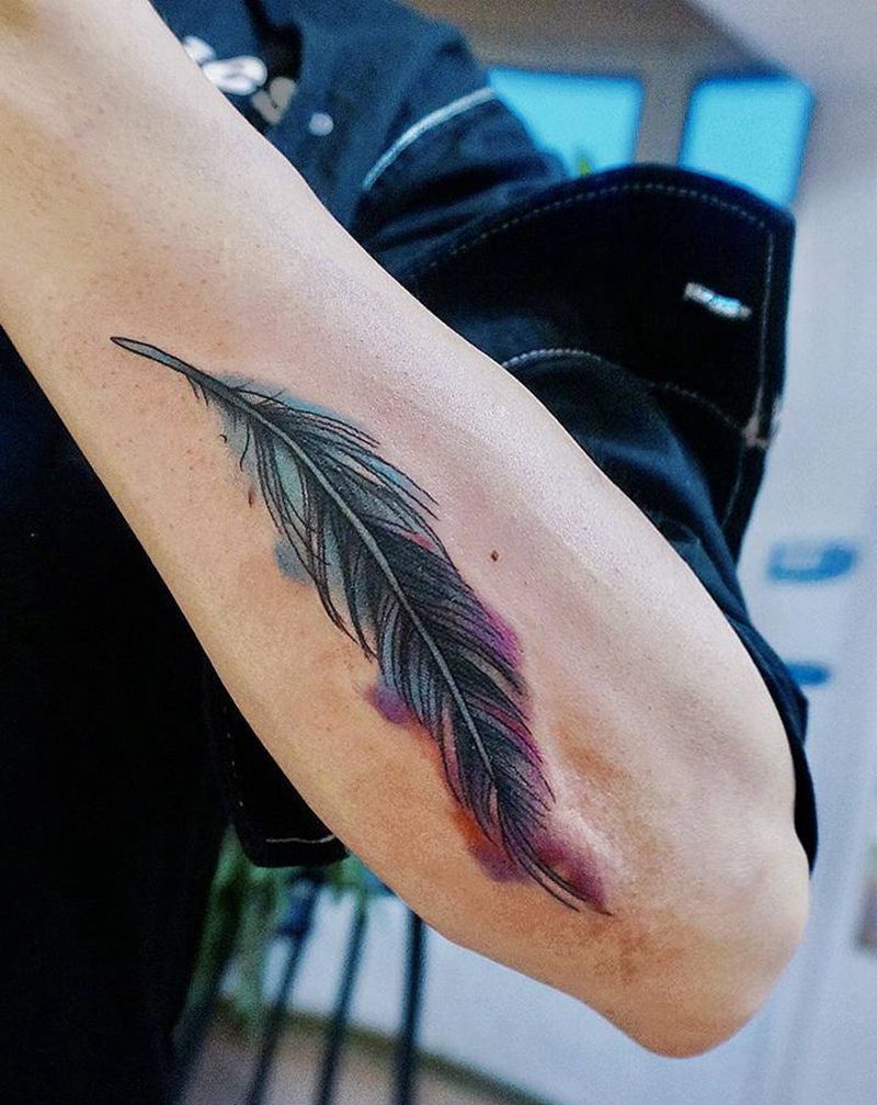 羽毛纹身图片_手臂水彩纹身图案