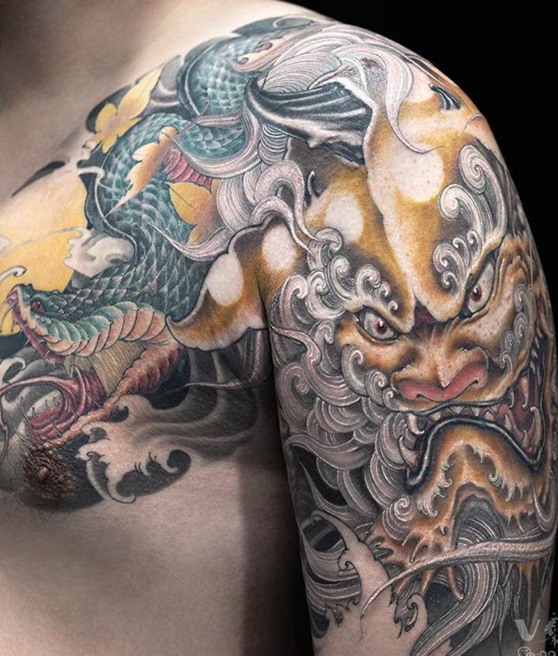 《巳与狮》纹身图片_胸部手臂老传统新传统招财半甲彩色纹身图案