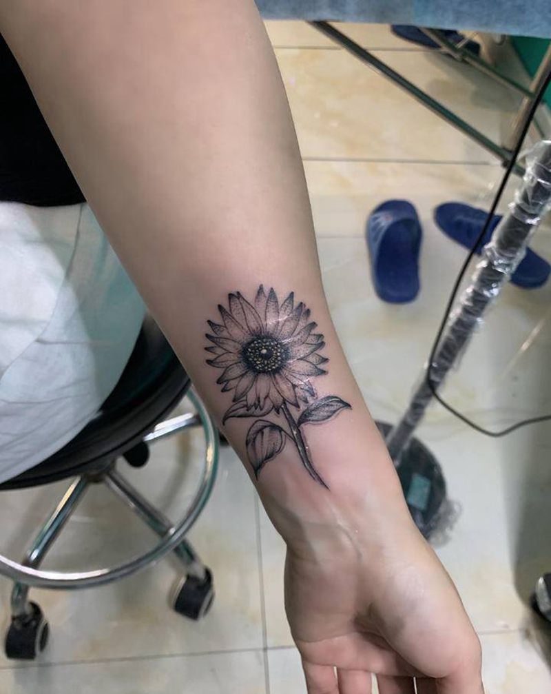 向日葵纹身图片_手部新传统纹身图案