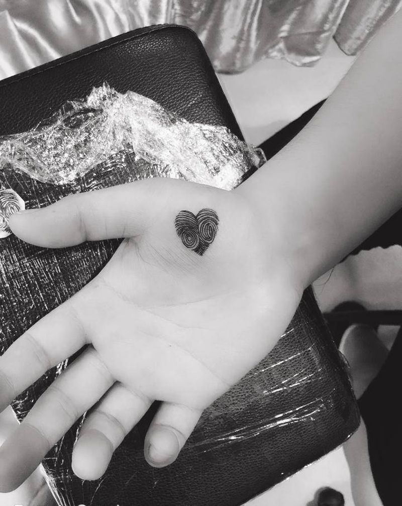 指纹纹身图片_手部新传统纹身图案