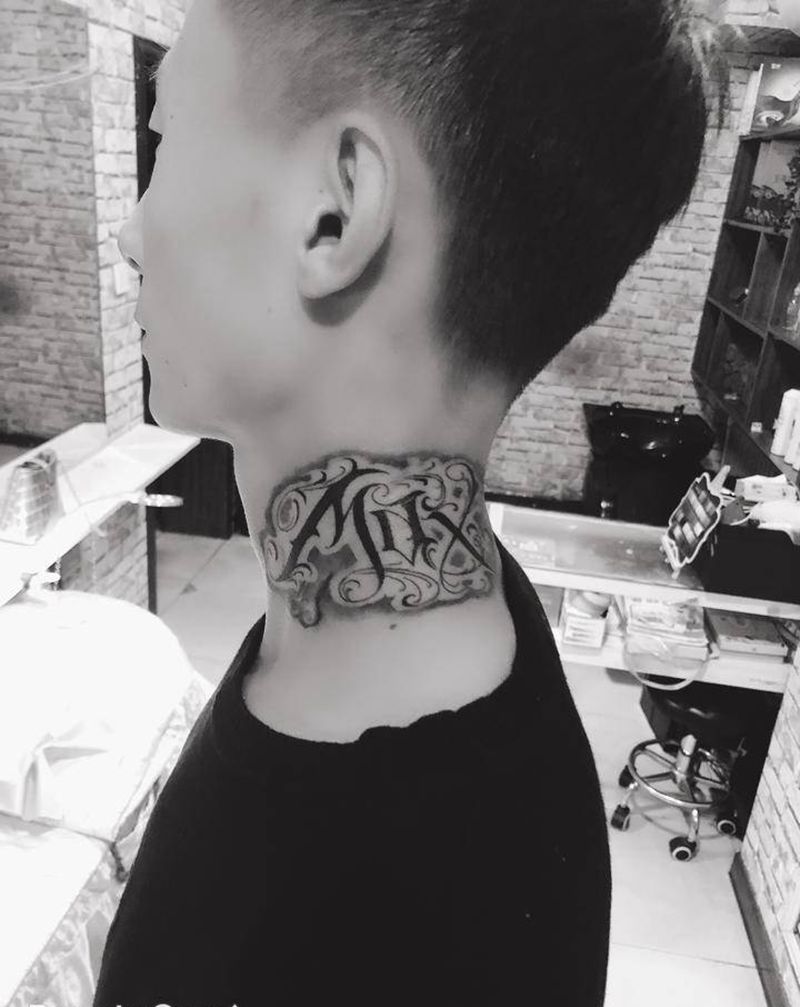 花体字纹身图片_颈部花体字纹身图案