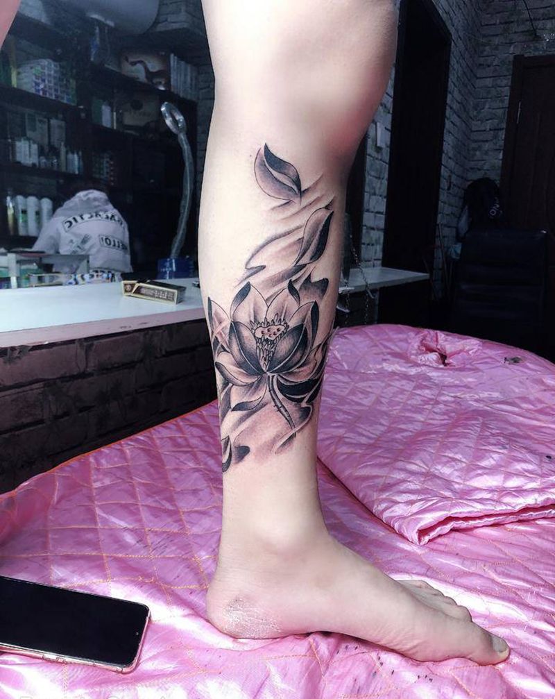 荷花纹身图片_腿部新传统纹身图案
