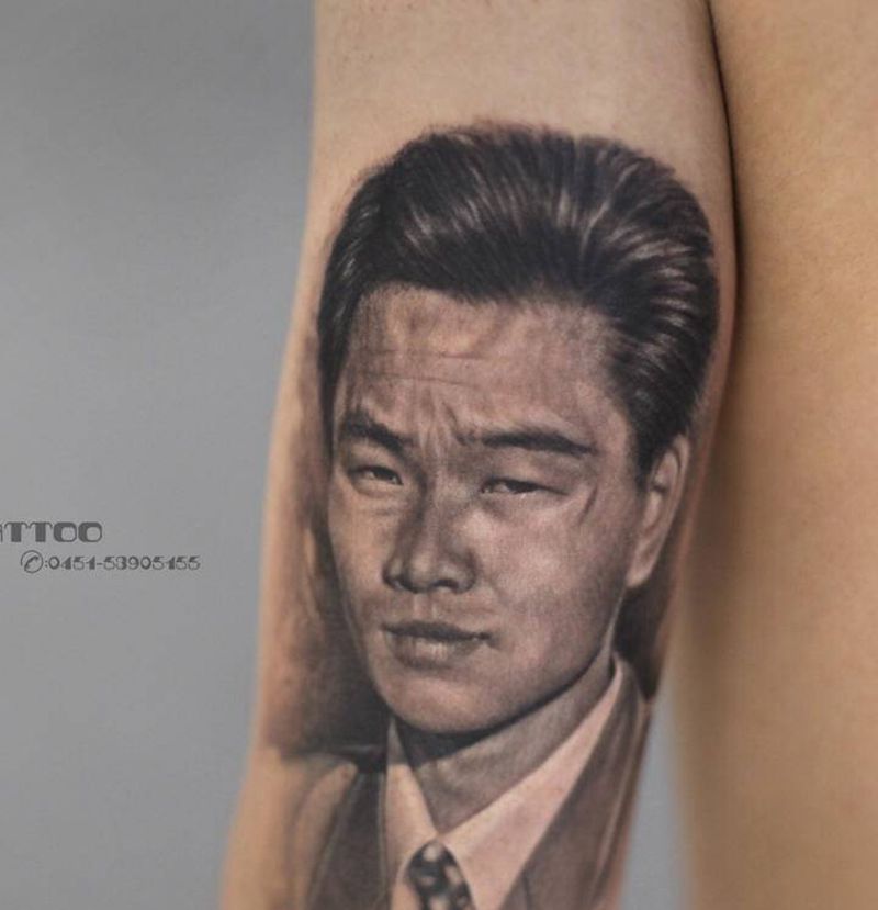 总是向你索取 却不曾说谢谢你纹身图片_手臂欧美写实肖像人物照片纹身图案