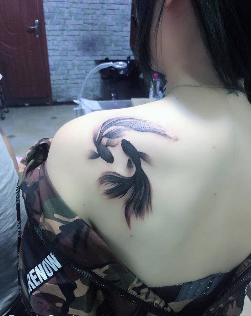 鱼纹身图片_背部水墨纹身图案