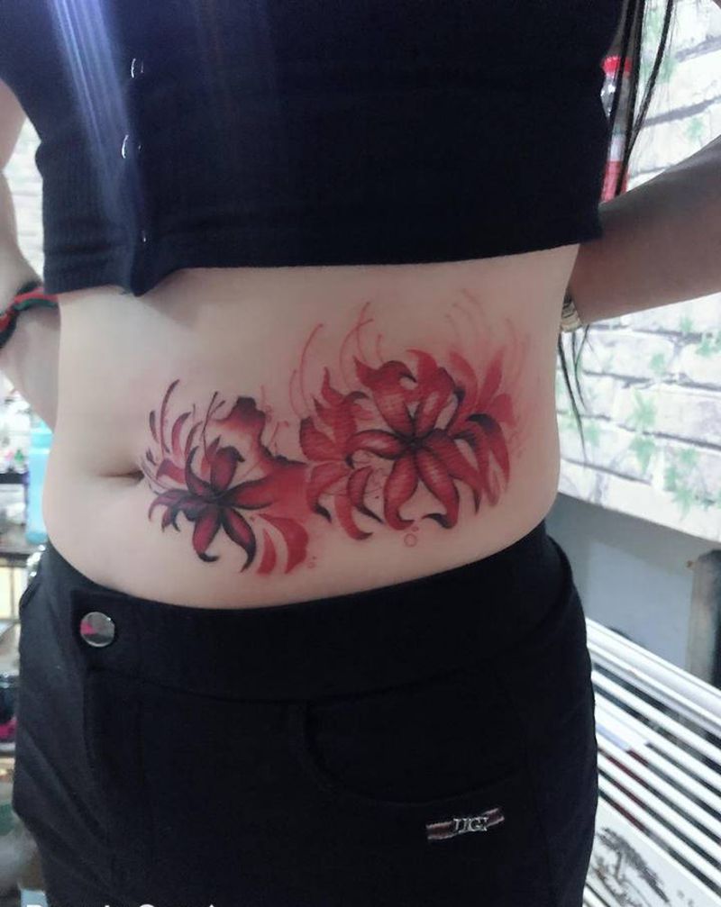 彼岸花未完成纹身图片_腹部水彩纹身图案