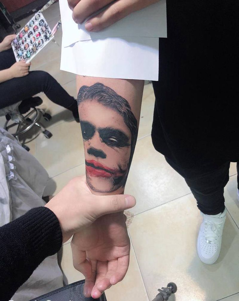 小丑纹身图片_手部欧美写实纹身图案