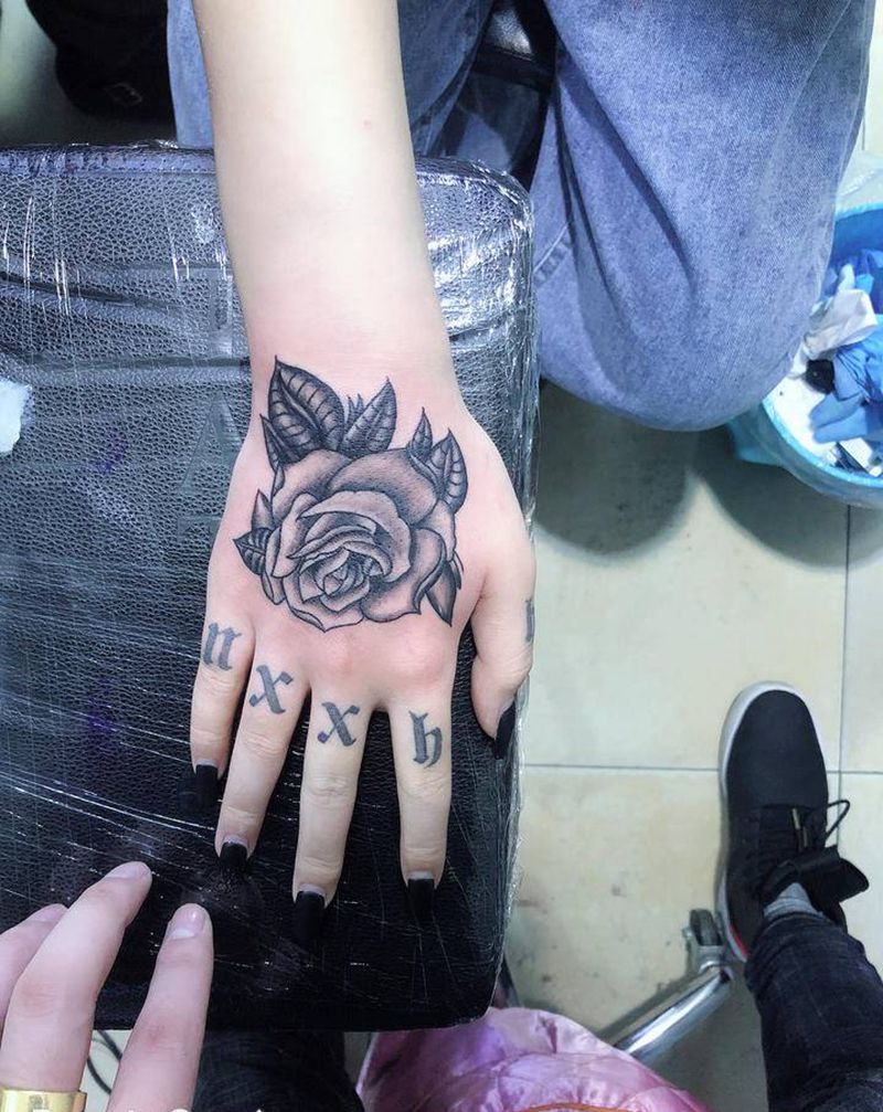 玫瑰花纹身图片_手部新传统纹身图案