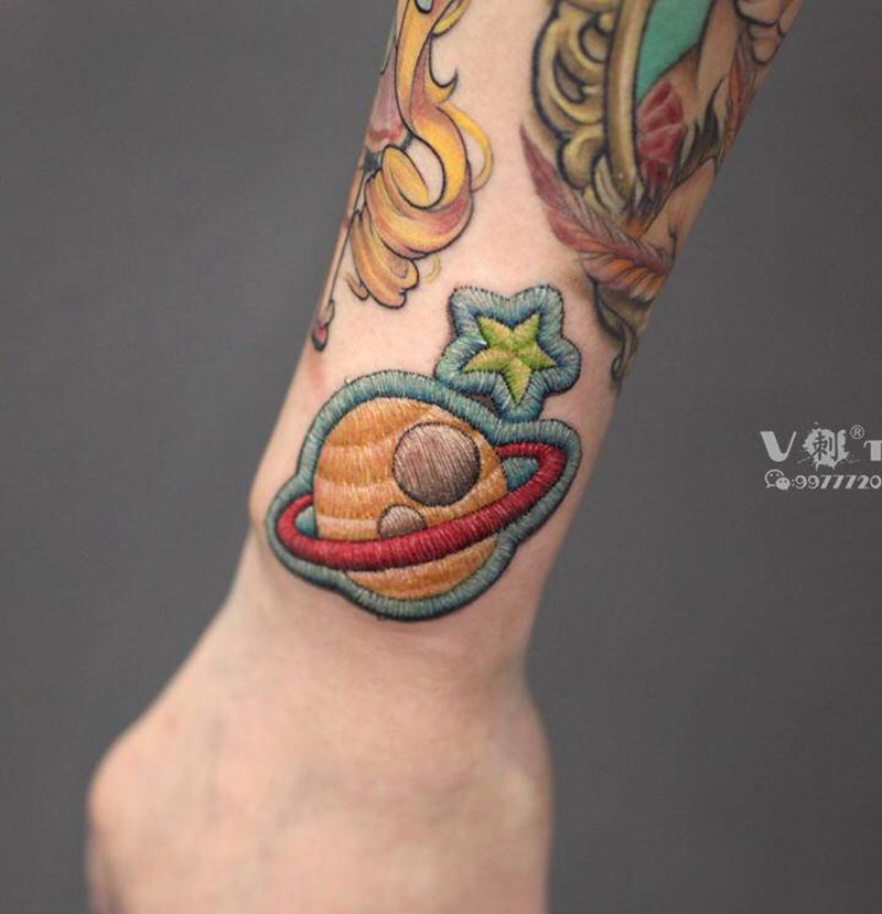 纹身师得会手工活…纹身图片_手臂欧美写实New School星球可爱字母纹身图案