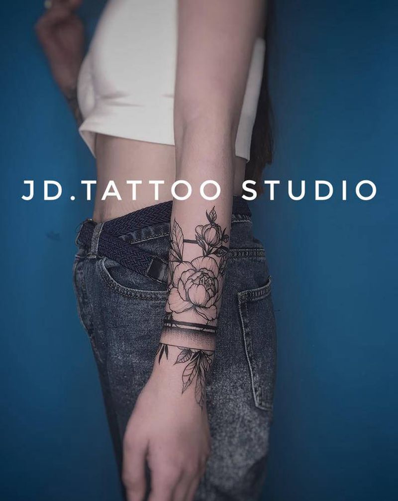 素花臂环纹身图片_手臂点刺素花臂环点刺花纹身图案