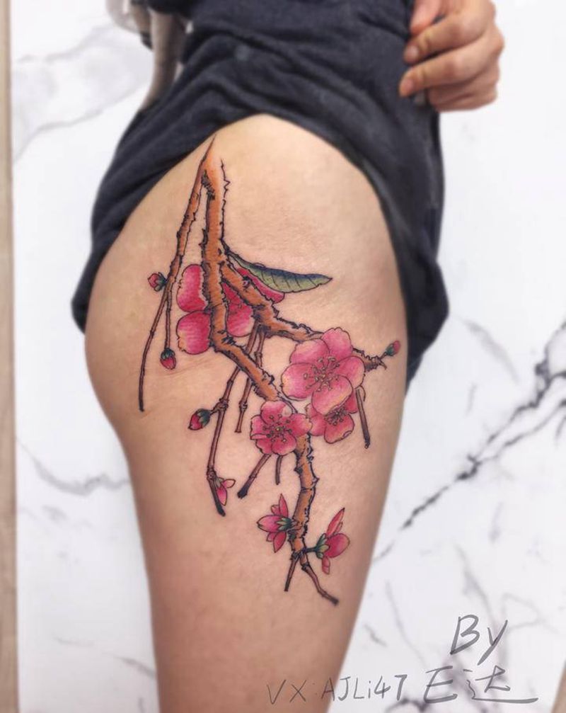 性感女神腿侧梅花纹身图片_臀部腿部新传统水墨梅花国画纹身图案
