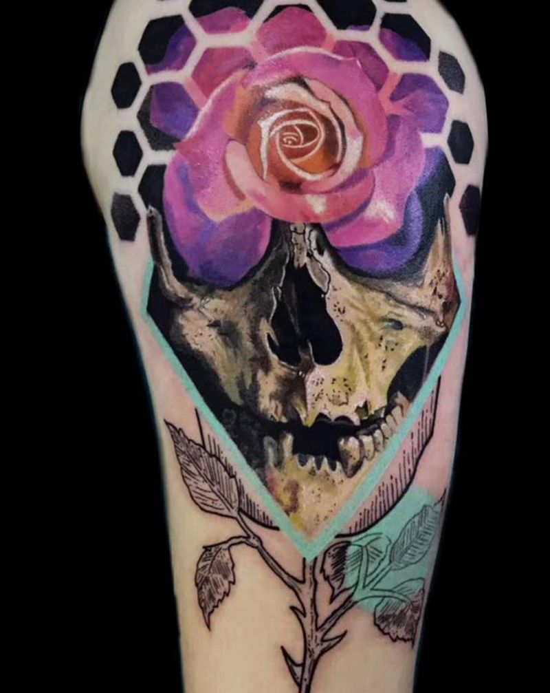 骷髅玫瑰花纹身图片_手臂彩色写实骷髅玫瑰花纹身图案
