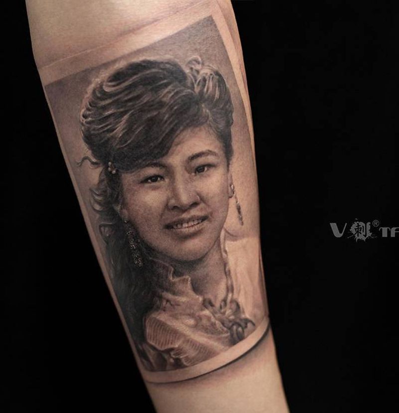 定格记忆纹身图片_手臂欧美写实肖像母亲人物纹身图案