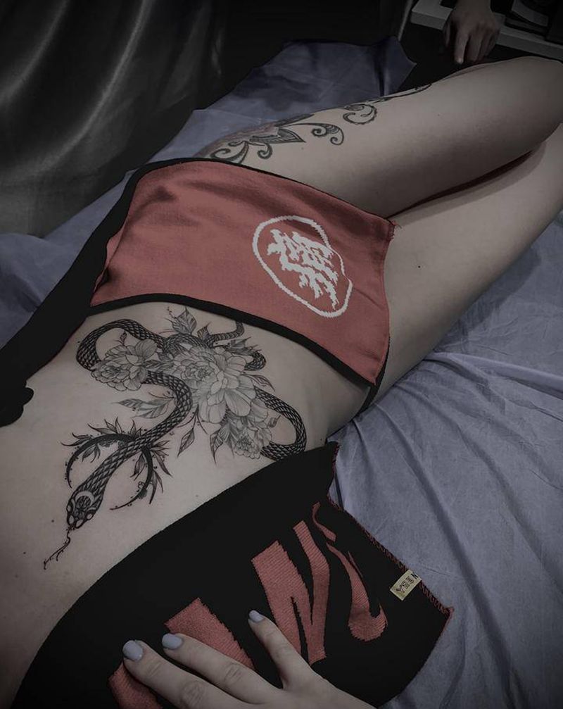 花与蛇纹身图片_腹部点刺几何纹身图案