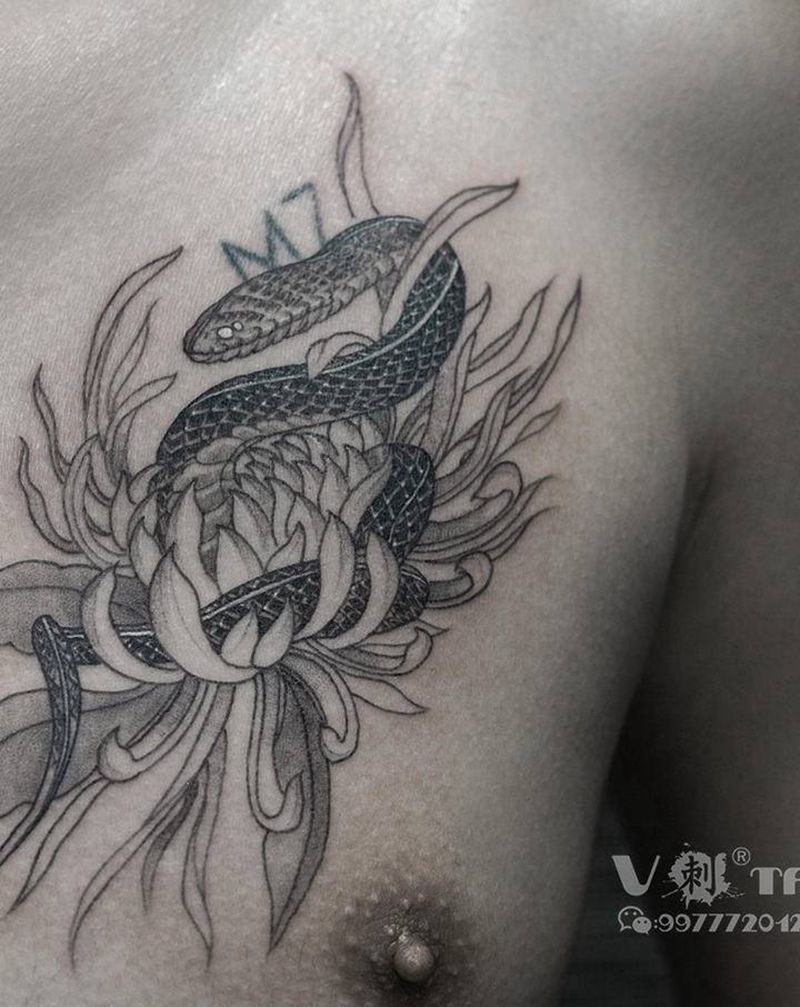 Snake纹身图片_胸部点刺蛇菊花纹身图案