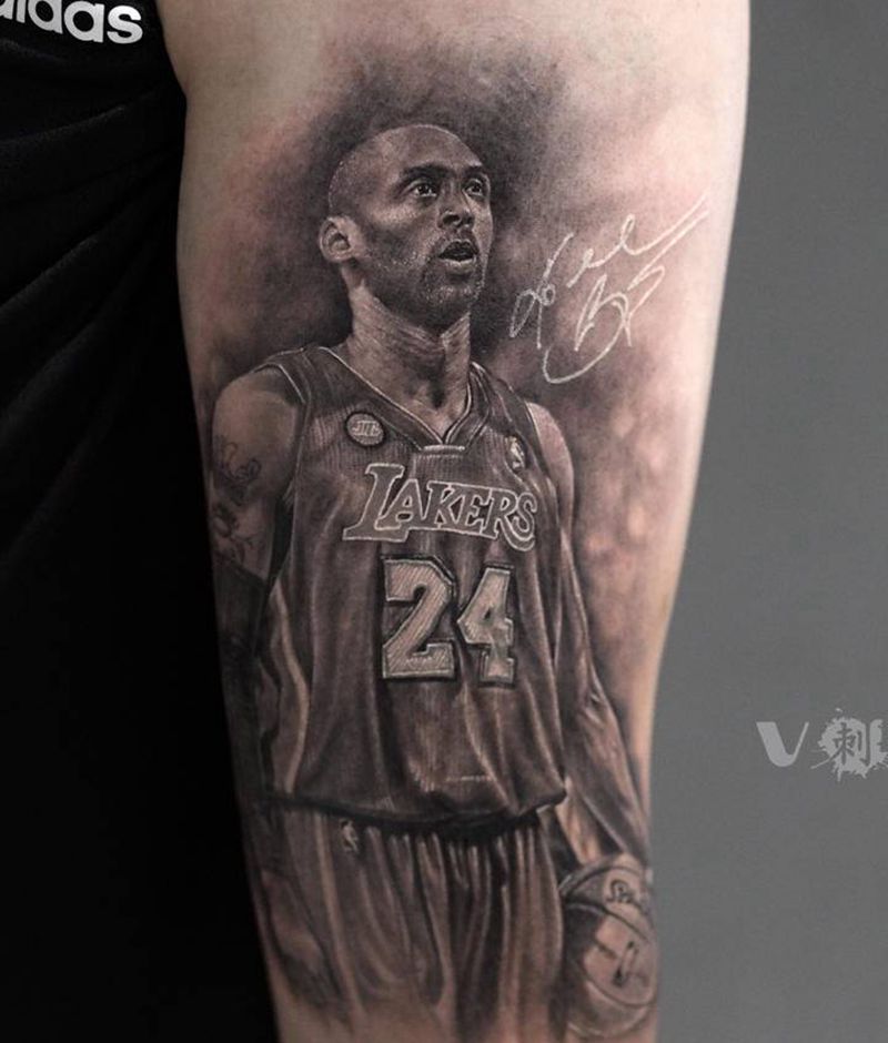 漫山遍野紫金花 回头不见黑曼巴纹身图片_手臂欧美写实科比肖像写实纹身图案