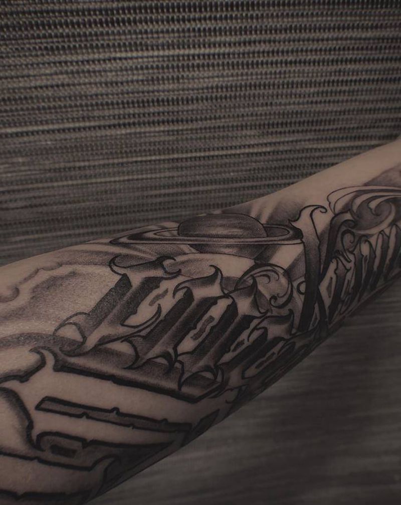 手臂花体字纹身图片_手臂花体字花体字纹身图案