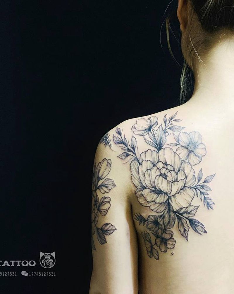 素花纹身图片_肩部点刺素描花纹身图案