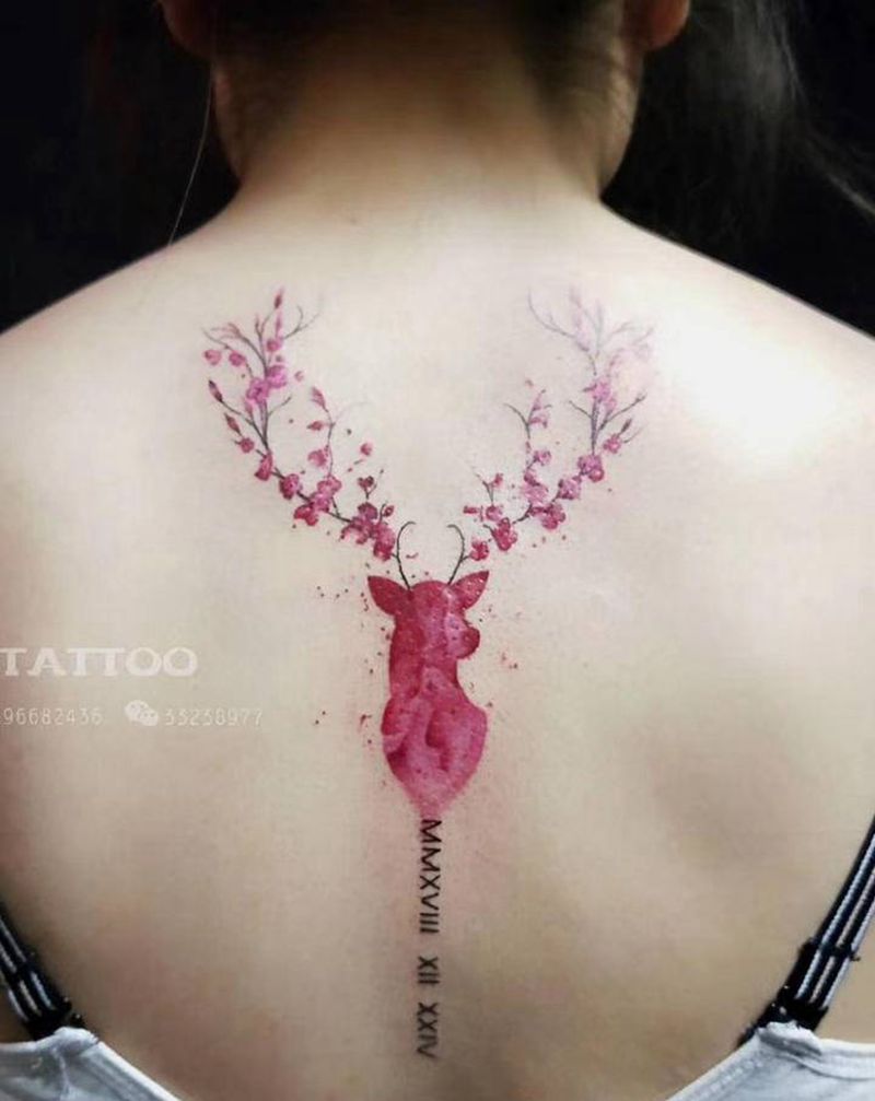 林深见鹿纹身图片_背部水彩鹿粉色少女心纹身图案