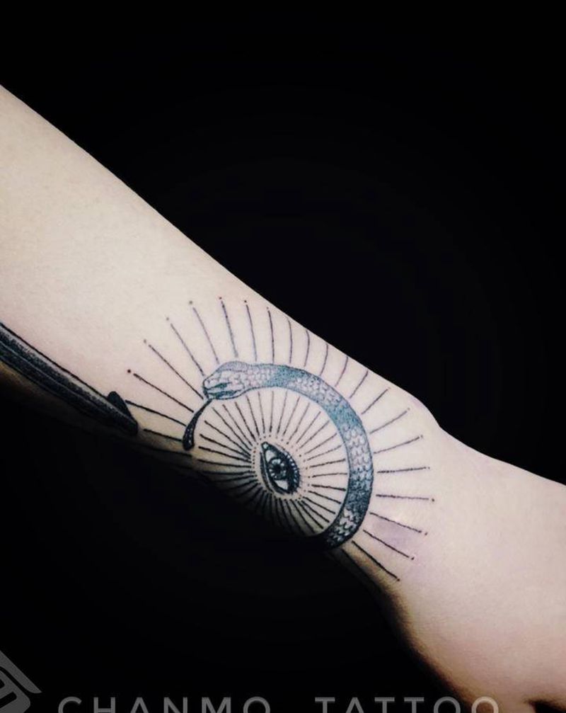 小美女一口气扎了7个图纹身图片_手臂点刺几何手枪蛇臂环纹身图案