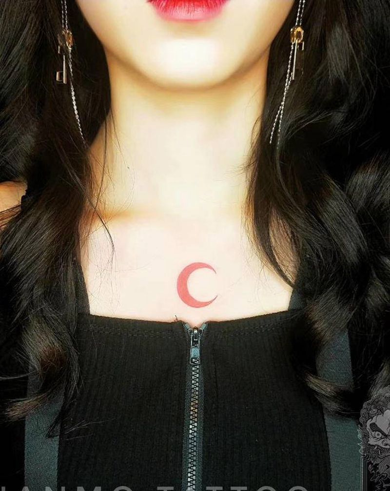 月亮纹身图片_胸部图腾几何月亮小清新纹身图案