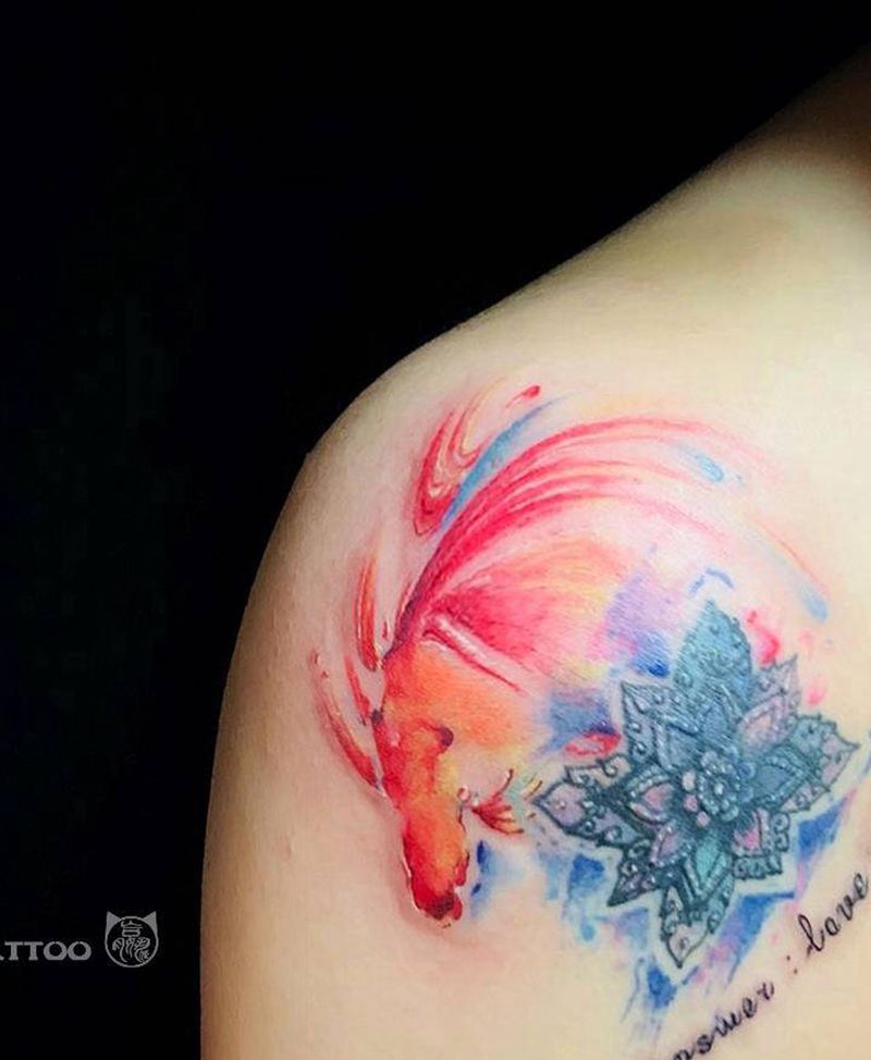 金鱼纹身图片_肩部水彩金鱼纹身图案