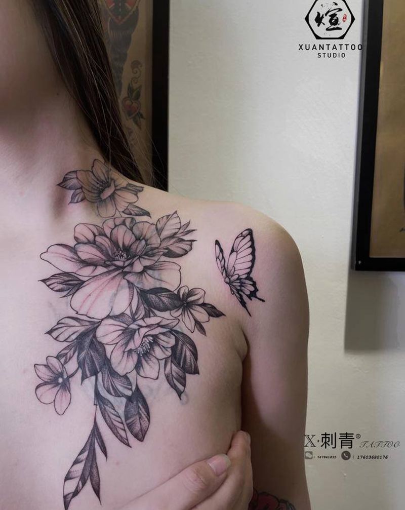 遮盖纹身图片_胸部点刺素花纹身图案