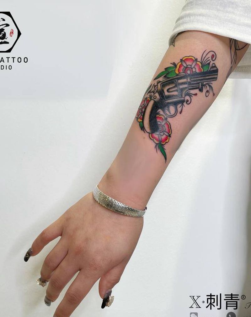 old school枪纹身图片_手臂Old School枪纹身图案