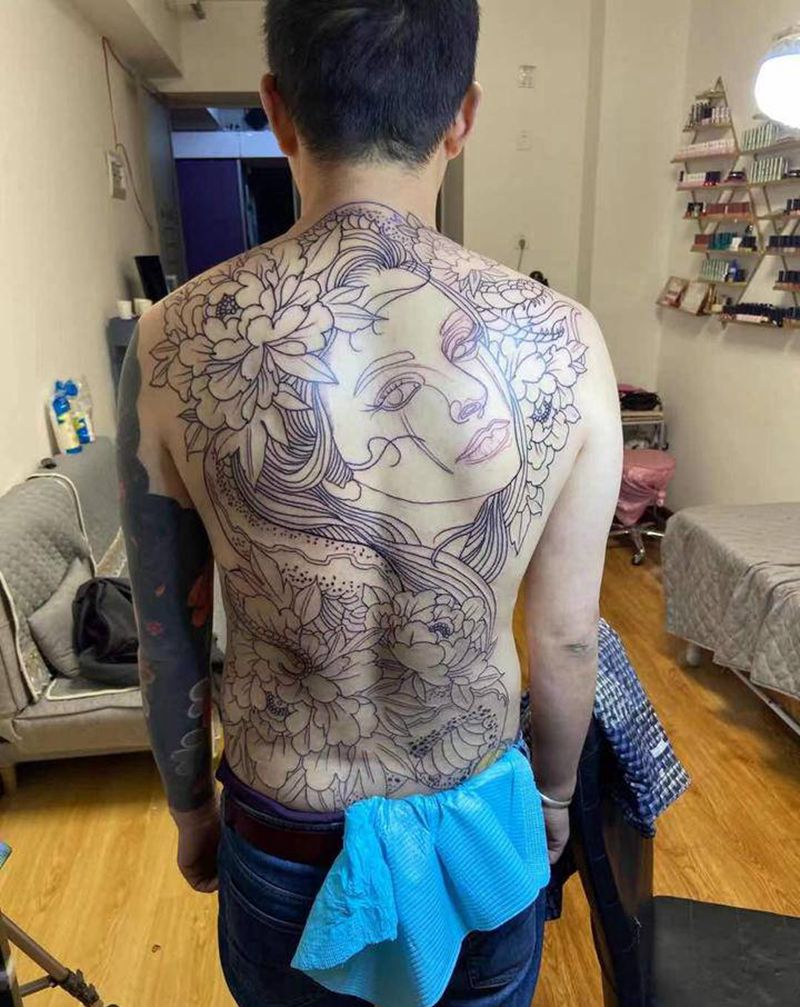 美杜莎纹身图片_背部新传统纹身图案