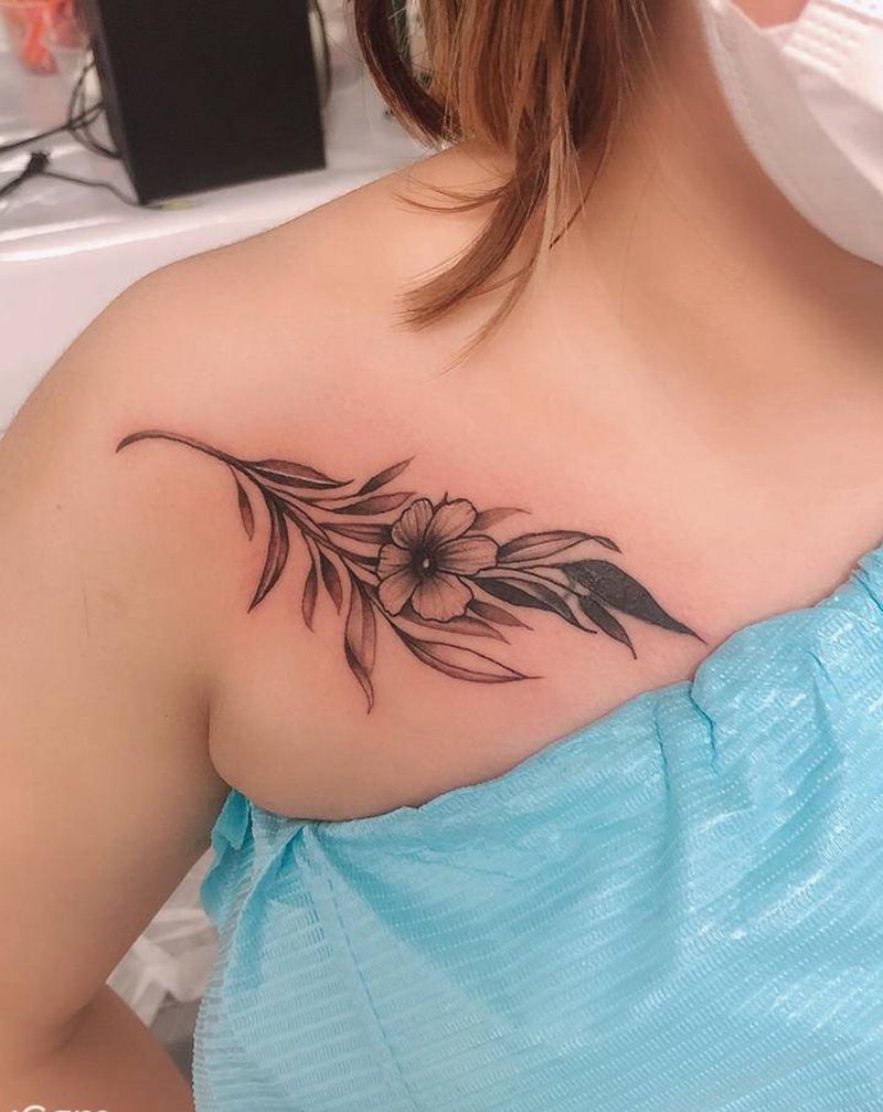 遮盖字母纹身图片_胸部素花纹身图案