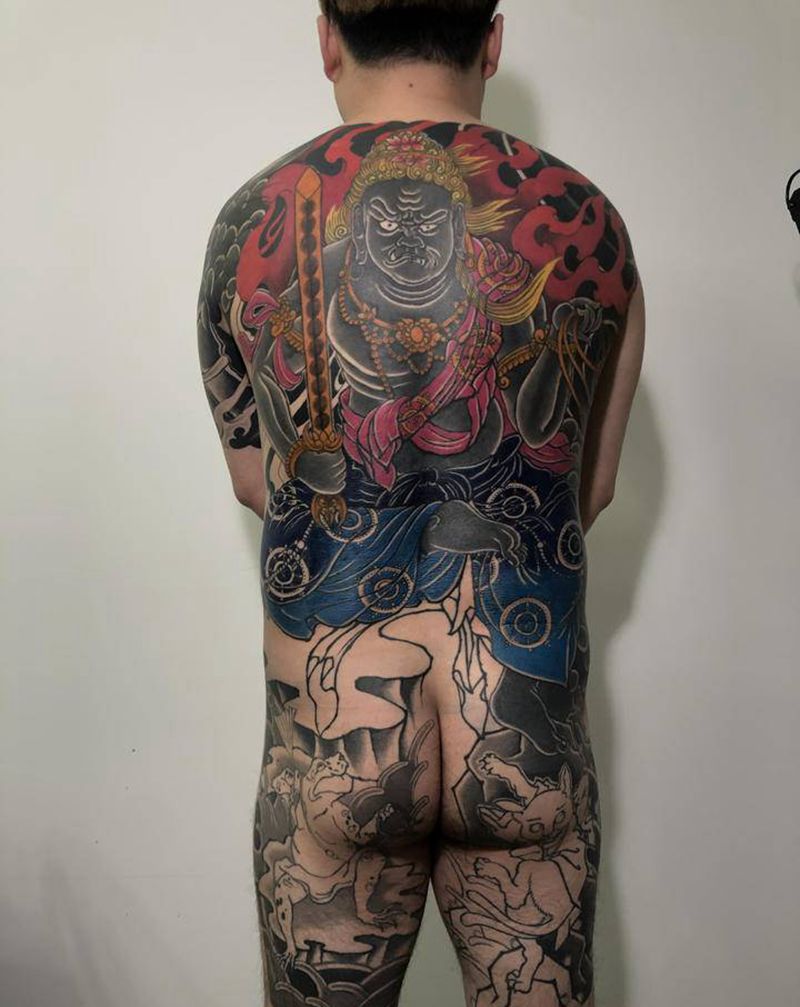 满背不动明王纹身图片_背部臀部老传统纹身图案
