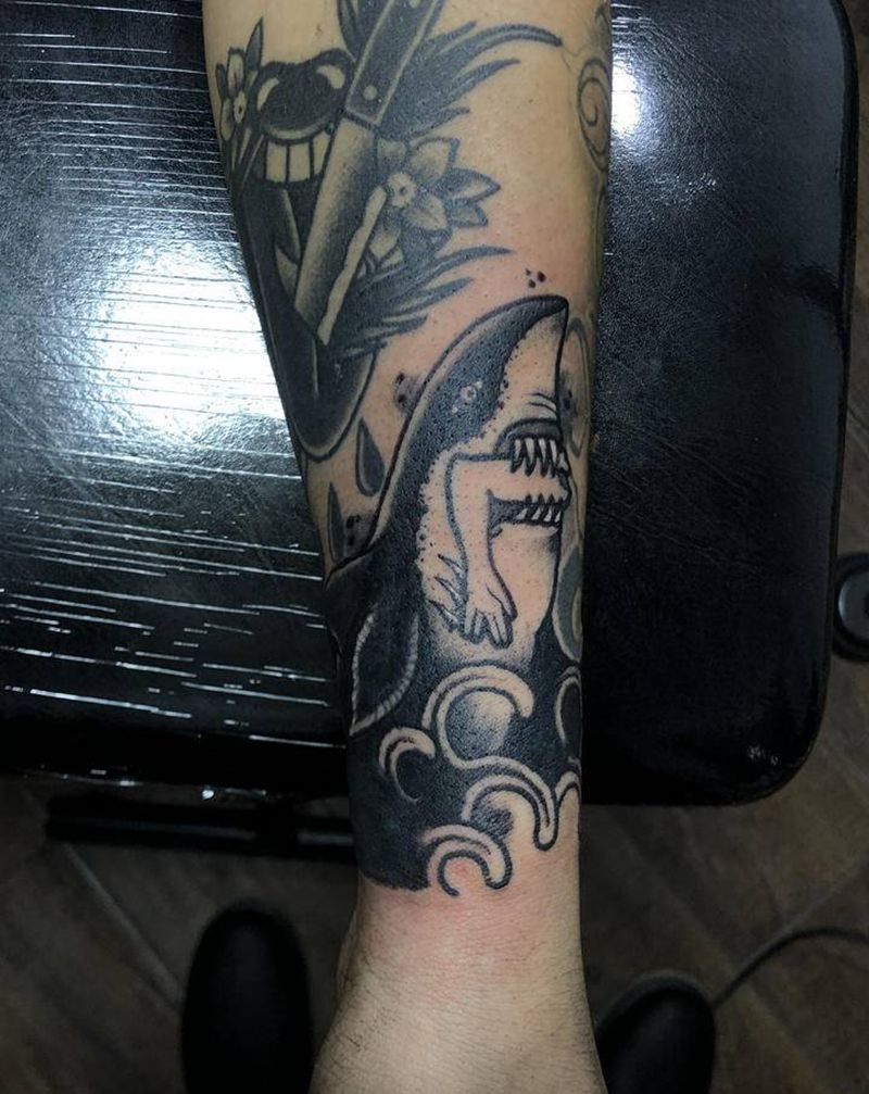 鲨鱼遮盖纹身图片_手臂Old School鲨鱼纹身图案