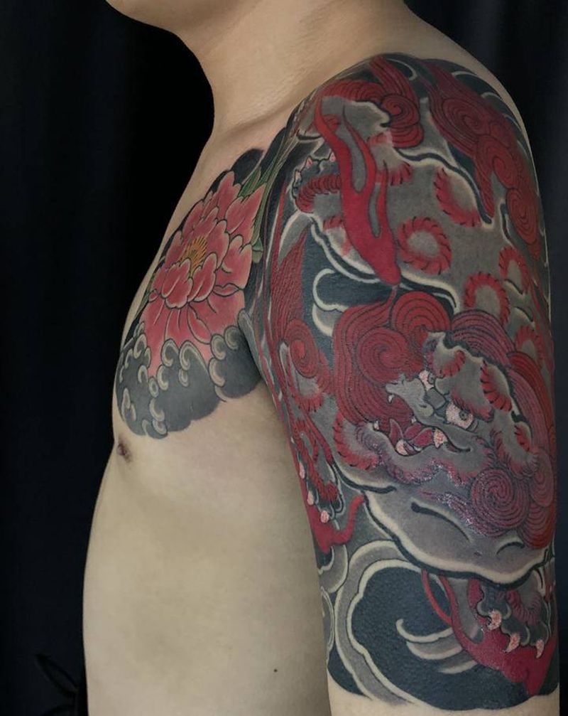 唐狮半胛纹身图片_胸部手臂老传统唐狮牡丹纹身图案