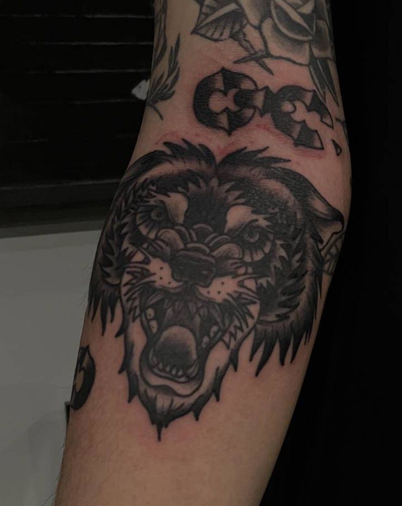 old school 狼头纹身图片_手臂Old School狼头纹身图案